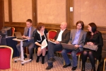 Advokate Aurelija Vingriene (antra iš kaires) net pertraukos metu iš ranku nepaleido naujojo istatu projekto.