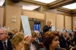 Mažuma saleje sedinciu vežeju buvo atsineše tik po viena igaliojima.