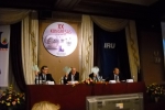 J. Grybauskas pakeldamas tris igaliojimus jais užsidenge veida.