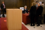 Prie balsavimo urnos žingsniuoja UAB „Mecys“ vadovas Mecislovas Atroškevicius.