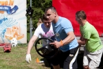 Vyrai priekabą tempė  net įsijuosę 