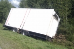 Puspriekabė nuvirto ant kairiojo šono 