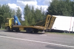 Net pasitelkus specialią techniką, puspriekabės nepavyko ištraukti iš griovio