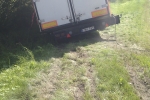 Ant kelio ir pievos matosi ratų slidimo žymės 