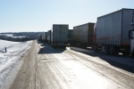 Greitai gendančius produktus gabenančių vilkikų eilė prasideda likus 3 km. iki posto