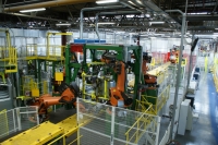 Vienu metu prie kabinos dirba ir po keletą robotų