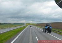 Baltarusijoje taip pat yra gerai įrengtų automagistralių, kuriomis naudojamasi nemokamai. Tačiau tai nereiškia, kad galima važinėti greitai, tam trukdo daug keliais važiuojančių traktorių.
