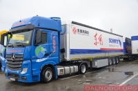 Kelionei parengtas autotraukinys stovi priešais Schmitz Cargobull gamyklą Altenbergėje. 