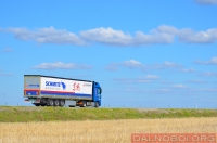 Važiuoti Kazachijos keliais paprasčiau, nei Rusijoje – nors kelių danga jau seniai nebėra gera. Ilgais tiesiais keliais sunkvežimiai juda 70 – 80 km/h greičiu. 