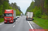 Netoli sienos su Baltarusija vaizdas keičiasi: automagistralė tampa paprastu keliu tik su viena eismo juosta kiekvienai eismo krypčiai. 