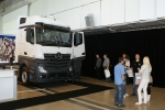 Norinčių iš vidaus pamatyti naujajį Mercedes Benz Atego buvo nemažai