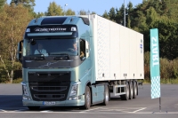 23 dalyviai burtų keliu buvo suskirstyti į tris grupes ir važiavo su „Volvo FH” vilkikais